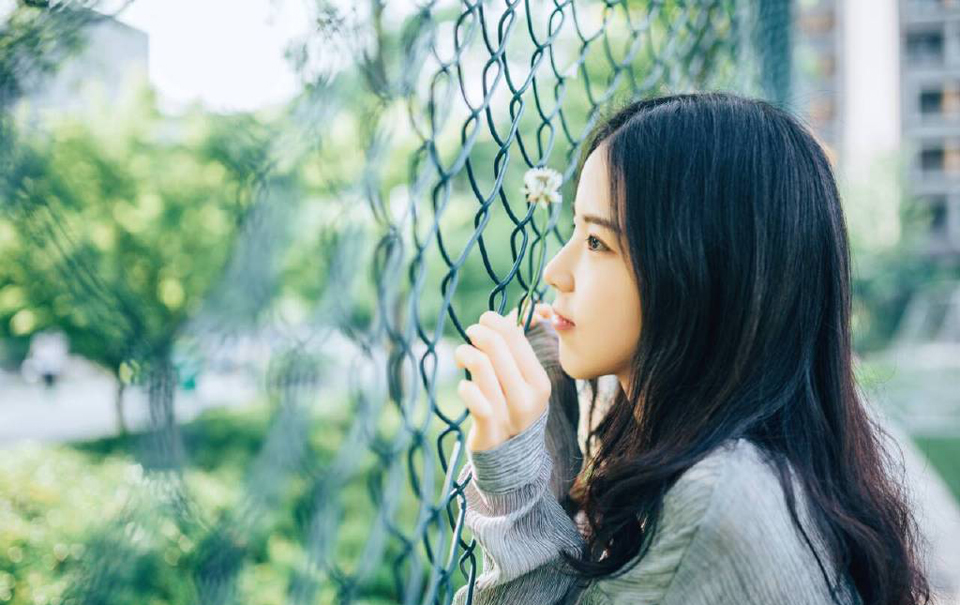 “统领，任务已经完成，是否撤退？”一名夜鹰卫上前，躬身问道。